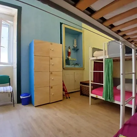 Bom - Private For Pilgrims Hostel