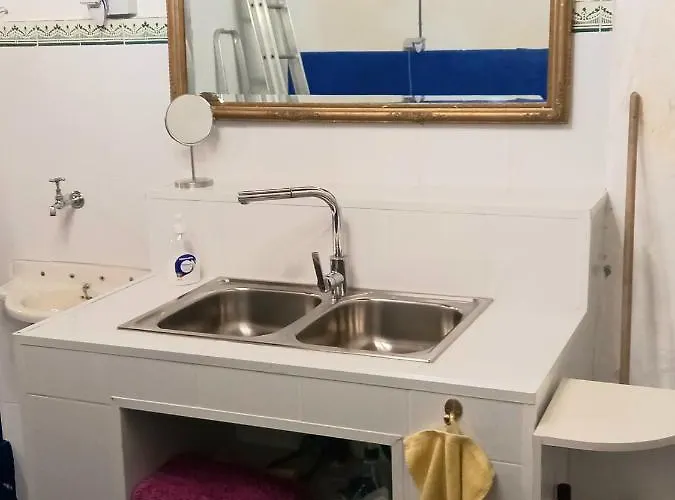 Bom - Private For Pilgrims Hostel